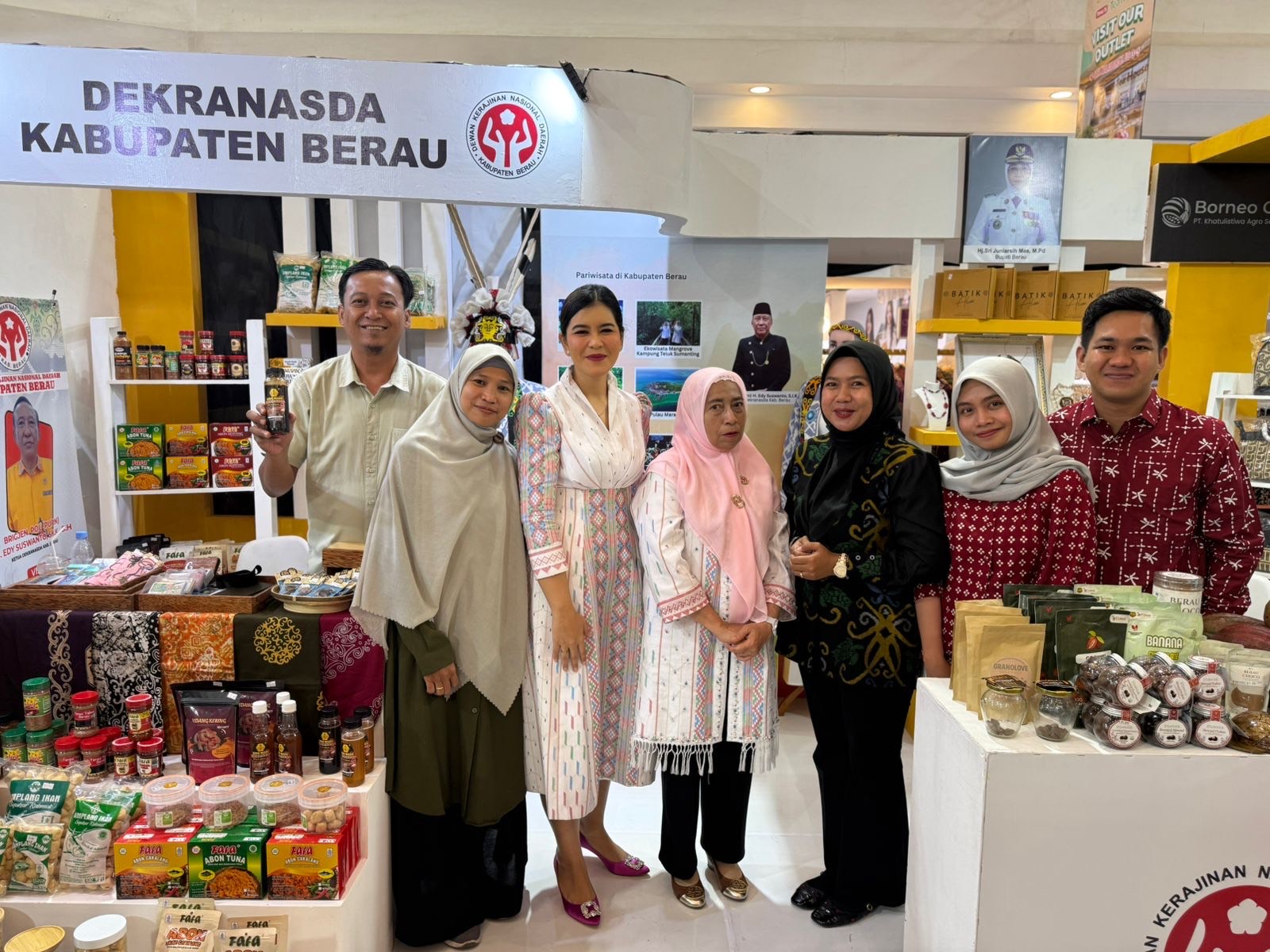 MENARIK: Jajaran produk UMKM yang ditampilkan Dekranasda Berau pada Griya Kriya Nusantara 2025 di Jogjakarta. Di antaranya adalah kerajinan tangan manik-manik khas Dayak serta kakao Berau. (SENO/BP)