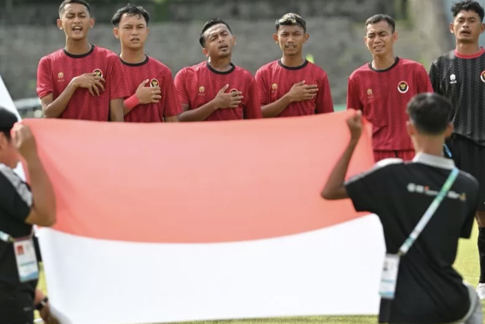 Para pemain Indonesia saat berhadapan dengan Australia pada laga pertama IFCPF Asia-Oceania Cup 2025 di Stadion Sriwedari, Solo, Minggu (15/11/2025). Skuad Merah Putih menang dengan skor 2-1. (ANTARA)