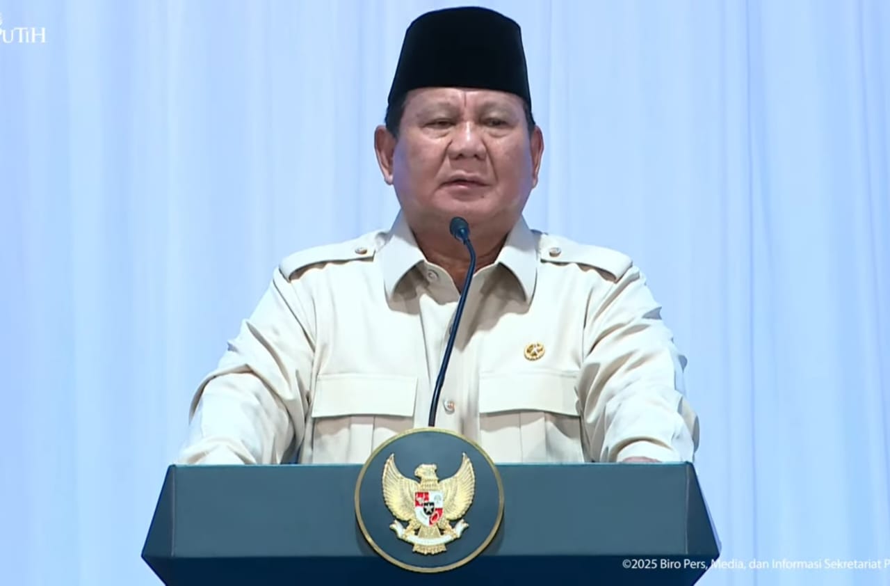 Presiden Prabowo Subianto minta pejabat harus bekerja lebih cepat dan tak sekadar omon-omon. (Tangkapan layar YouTube Sekretariat Presiden)
