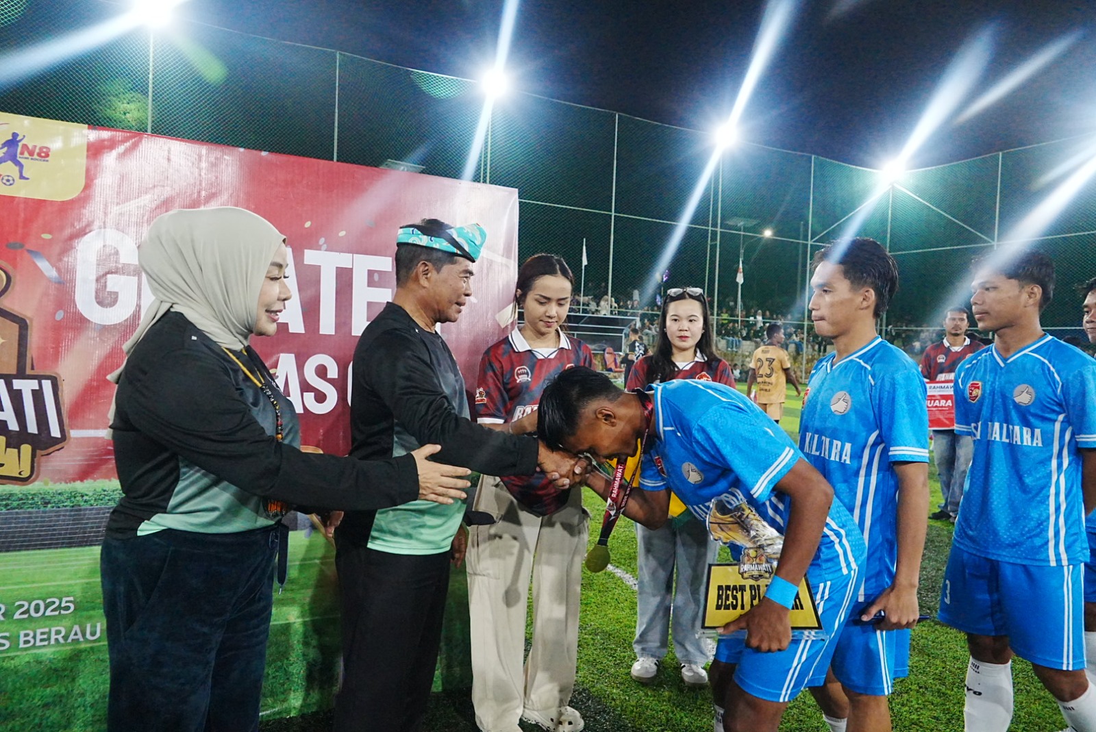 TURNAMEN: Gubernur Kaltara, Zainal A Paliwang menutup Turnamen Sepak Bola Mini Rahmawati Cup 2K25. (DKISP KALTARA)
