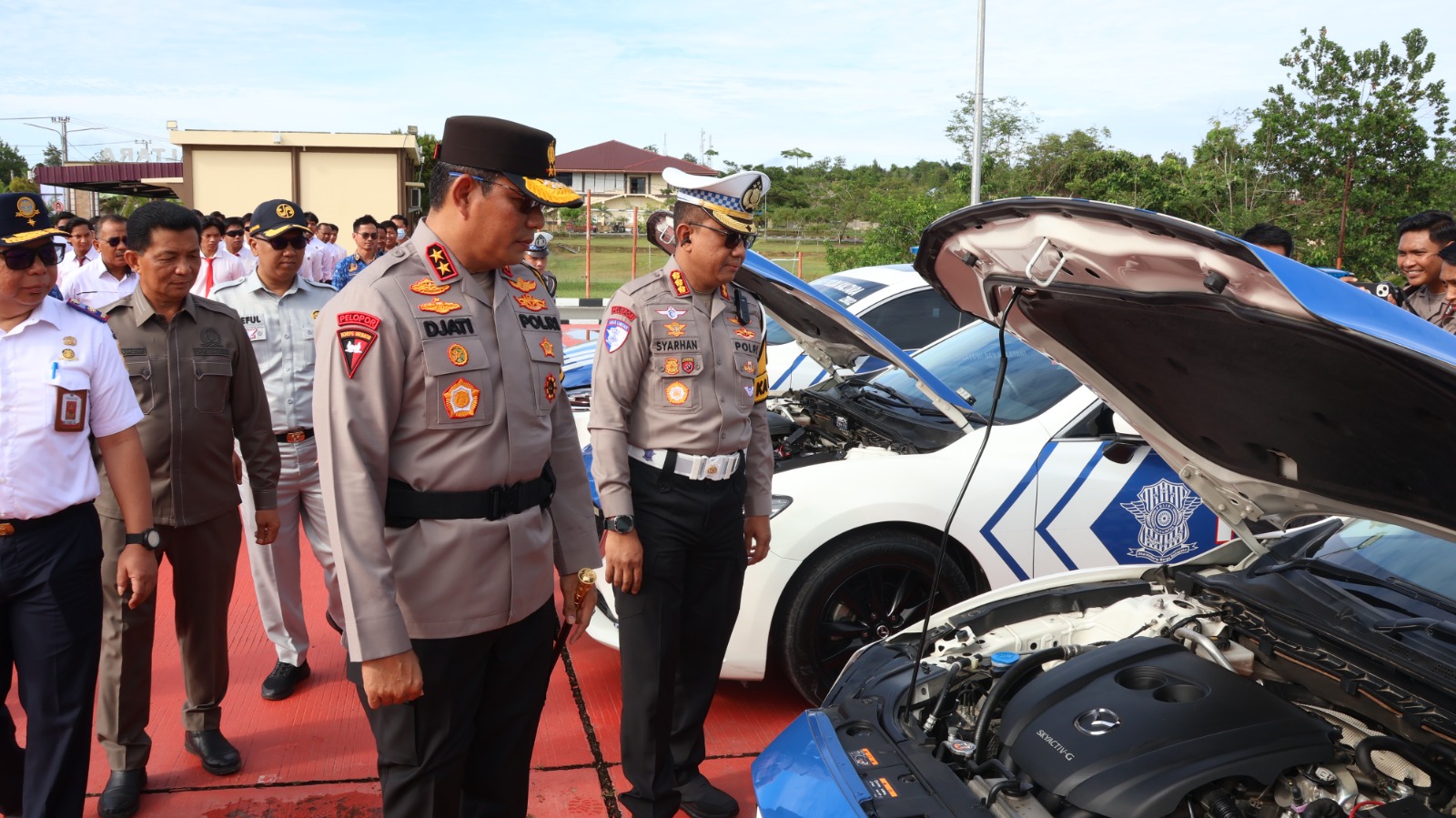 OPERASI ZEBRA: Kapolda Kaltara Brigjen Pol Djati Wiyoto Abadhy memeriksa kendaraan Satlantas Polda Kaltara untuk Operasi Zebra Kayan 2025, Senin (17/11). (IPUNK/HRK)