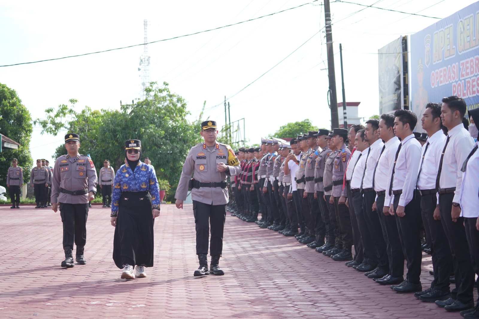 GELAR PASUKAN: Wali Kota Bontang Neni Moerniaeni saat memimpin Apel Gelar Pasukan di Lapangan Kantor Polres Bontang. (KMF-HENDRA UNTUK BERAU POST)