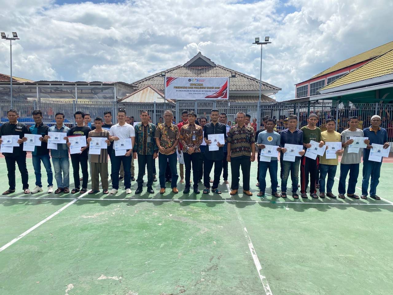 SUJUD SYUKUR: Sebanyak 26 WBP di Rutan Tanjung Redeb sujud syukur setelah menghirup udara segar. (ARTA KUSUMA YUNANDA/BP)