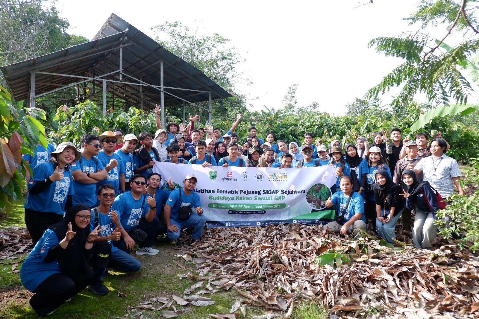 DUKUNGAN NYATA: PT Berau Coal berkolaborasi dengan Pejuang SIGAP Sejahtera dalam kegiatan Sekolah Lapang Kakao di Kebun Percontohan Kakao, Sungai Enau. (SENO/BP)