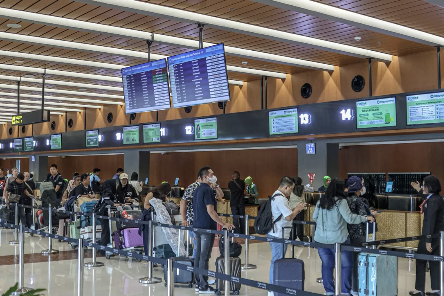Aktivitas sejumlah penumpang di Terminal 1C, Bandara Soekarno-Hatta, Tangerang, Rabu (12/11/2025). (Hanung Hambara/JawaPos.com)