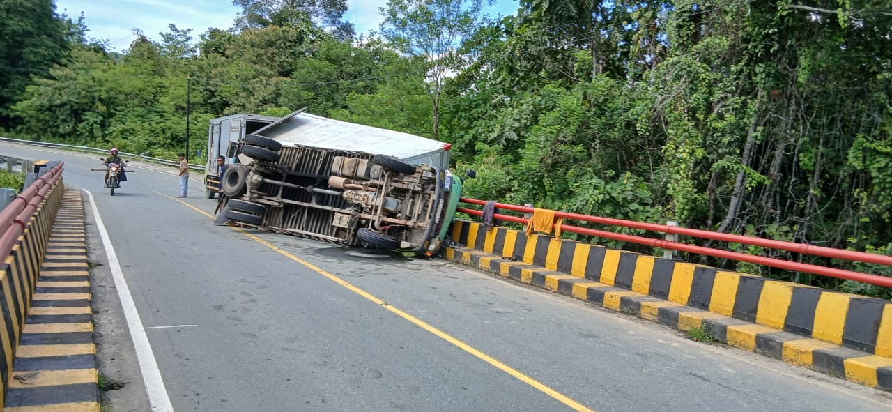 LAKA LANTAS: Mobil Terios dengan tiga orang di dalamnya mengalami slip dan masuk ke jurang. kecelakaan kedua truk box Hino Dutro KT 8037 MV alami rem blong saat melaju dari Berau menuju Bulungan.