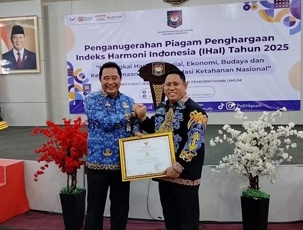 PENGHARGAAN: Kepala Kesbangpol Bulungan Dharmawan (kanan) menerima piagam penghargaan IHAI 2025 dari Kemendagri. (PEMKAB BULUNGAN)