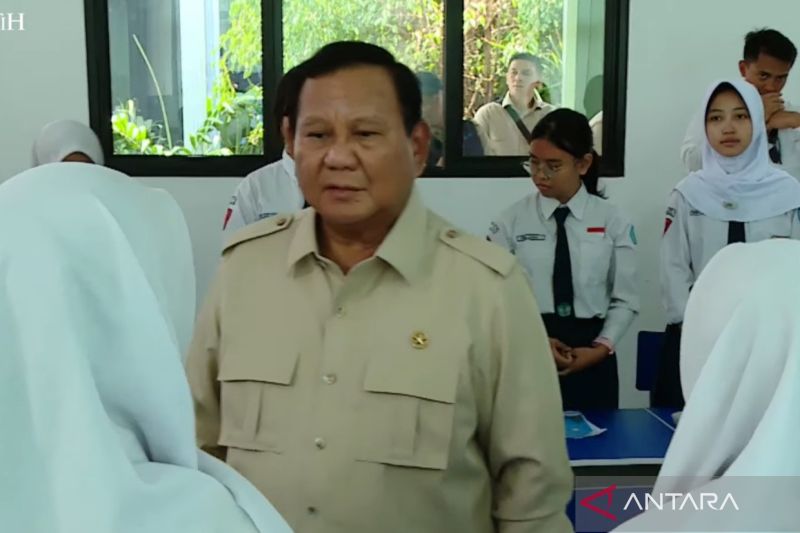 Presiden RI Prabowo Subianto melakukan kunjungan kerja di SMP Negeri 4 Kota Bekasi, Jawa Barat, Senin (17/11). (TANGKAPAN LAYAR YOUTUBE SKRETARIAT PRESIDEN)