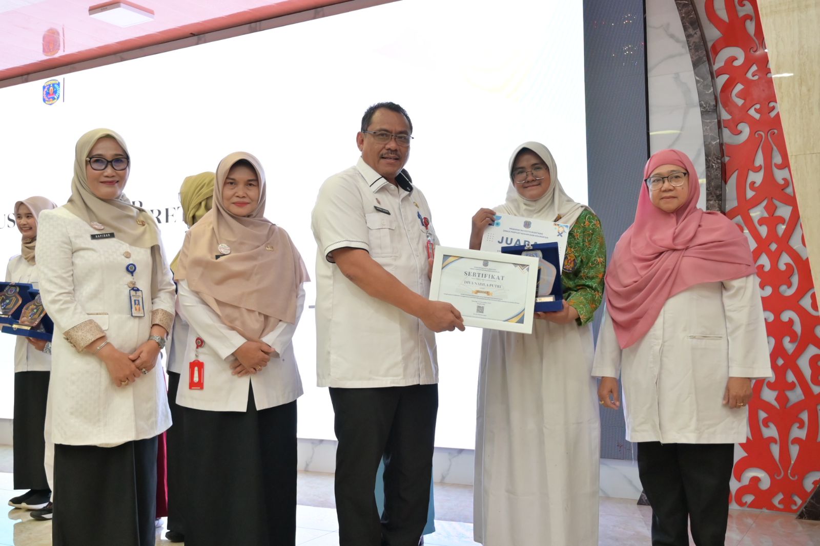 DPK AWARD: Pelaksanaan DPK Award yang turut dihadiri Pj Sekretaris Daerah Kota Bontang Akhmad Suharto di Auditorium 3D, Rabu (19/11) pagi. (KMF-FIRMANZA UNTUK BERAU POST)