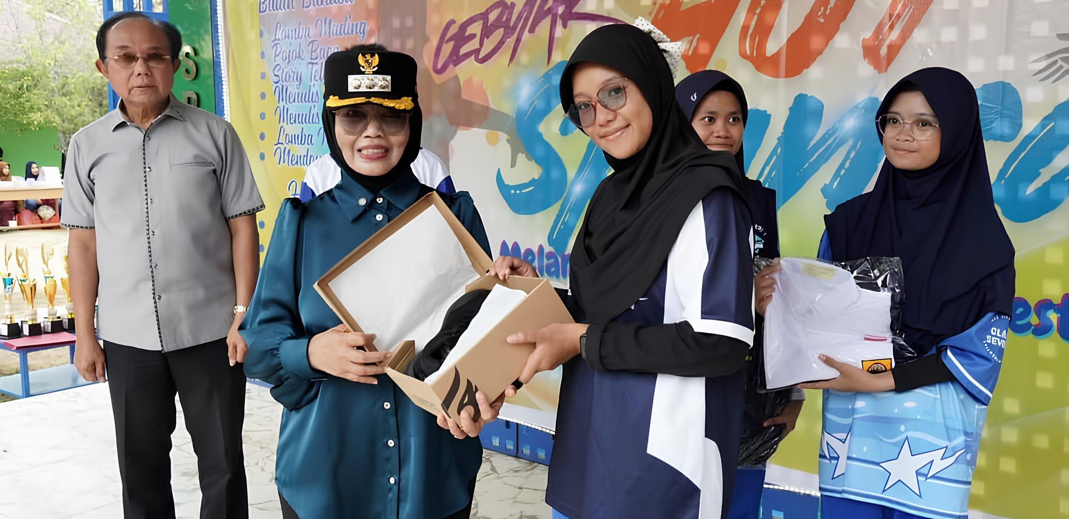 PROGRAM UTAMA: Wali Kota Bontang Neni Moerniaeni saat menyerahkan perlengkapan sekolah gratis kepada pelajar. (PROKOPIM BONTANG UNTUK BERAU POST)