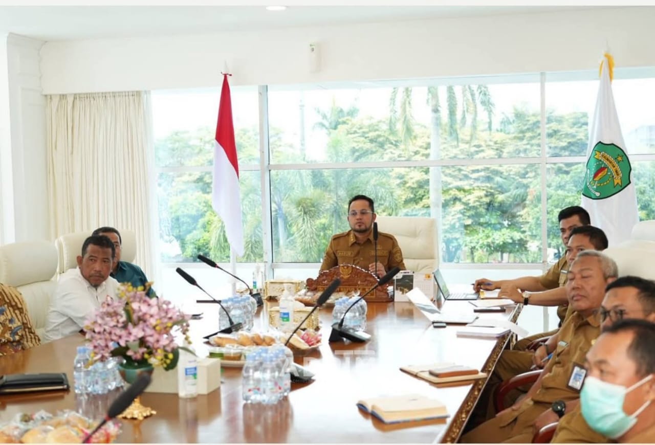 DISKUSI: Gubernur Kaltim Rudy Mas&rsquo;ud saat mengikuti DKT Cetak Biru PPM di ruang rapat lantai 2 Kantor Gubernur Kaltim, Selasa (18/11). (DISKOMINFO UNTUK BERAU POST)