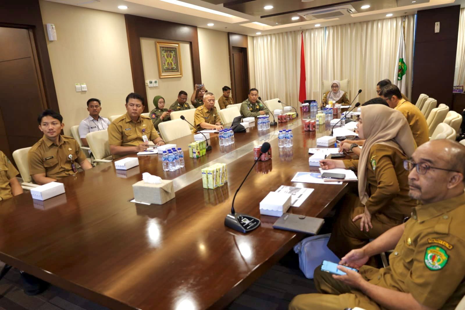 HUT KORPRI: Jajaran Pemprov Kaltim saat melaksanakan rapat perdana untuk membahas persiapan HUT ke-54 KORPRI Tahun 2025, Selasa (18/11). (DISKOMINFO KALTIM UNTUK BERAU POST)