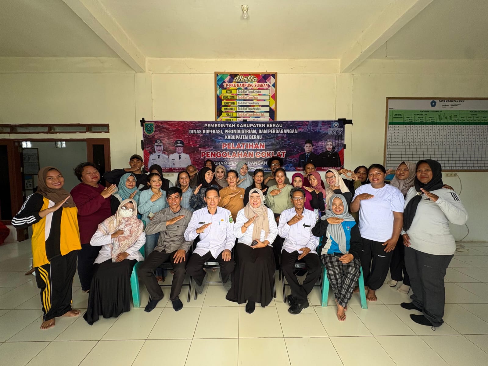 PELATIHAN COKLAT: Masyarakat di Kampung Suaran mendapat pelatihan pengolahan cokelat dari Diskoperindag Berau selama 3 hari. (DISKOPERINDAG BERAU UNTUK BERAU POST)