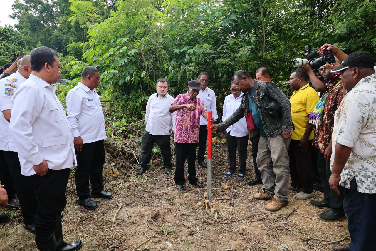 PATOK: Menteri AATR/BPN, Nusron Wahid, hadir menyaksikan pemasangan patok tanda batas Skouw Yambe, Distrik Muara Tami, pada Rabu (19/11). (ATR/BPN)