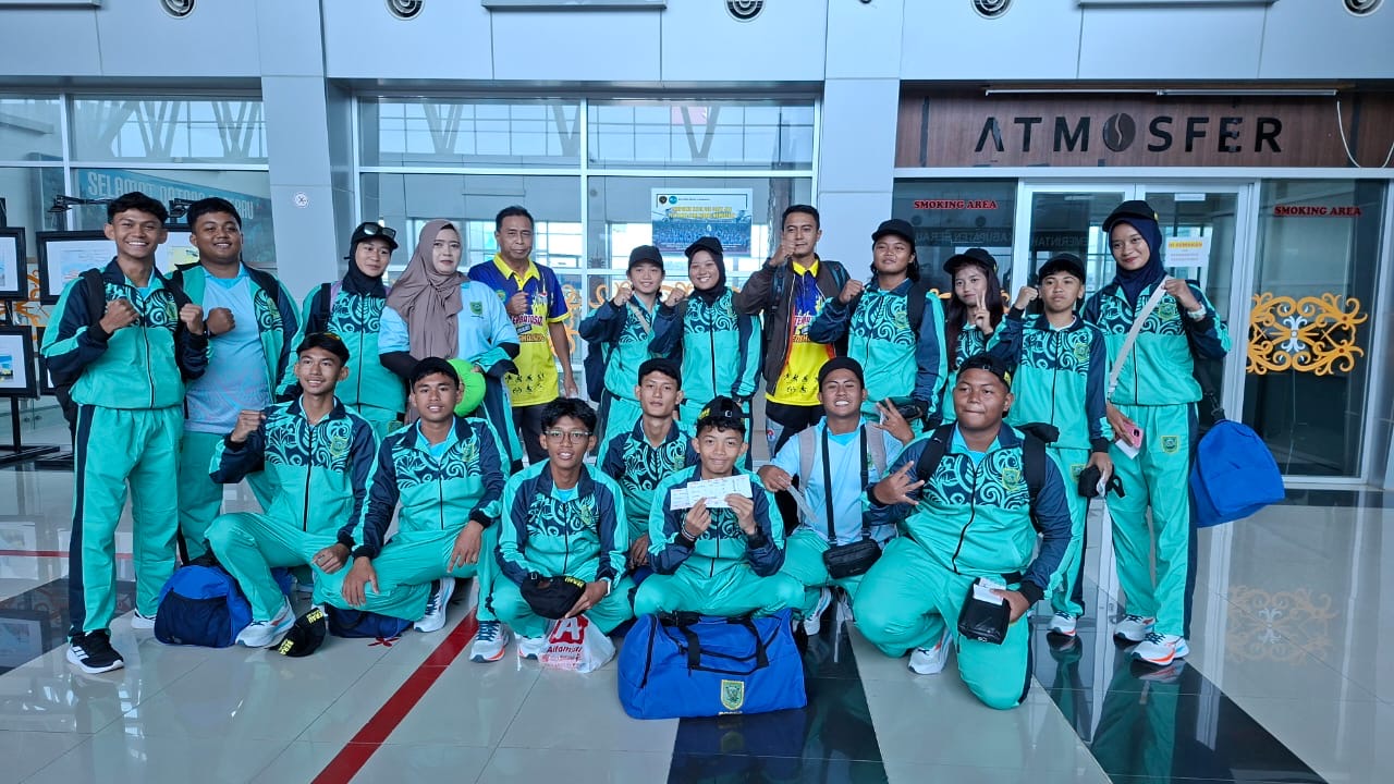 SIAP BERTANDING: Para Atlet Atletik Berau yang bersemangat untuk mengikuti Pekan Olahraga Pelajar Daerah (POPDA) 2024 di Panajam Paser Utara (PPU) kemarin. (ARTA KUSUMA YUNANDA/BP)