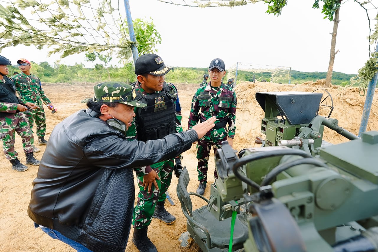 HADIRI: Wawali Kota Bontang Agus Haris saat melihat alutsista Yon Arhanud 7/ABC. (KMF-ADIE PRAJA UNTUK BERAU POST)