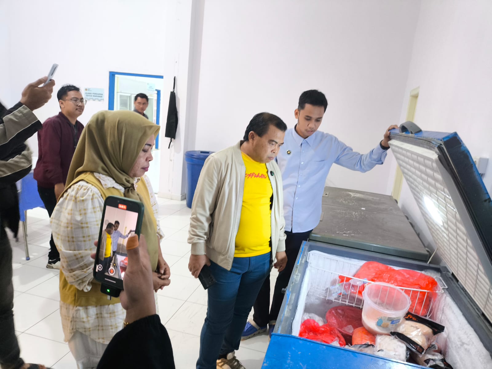 PANTAU: Wakil Wali Kota Bontang Agus Haris melihat penyaluran makan bergizi gratis (MBG) di sejumlah satuan pendidikan. Foto lainnya, Agus Haris juga memantau dapur MBG. (ADIEL KUNDHARA/KP)
