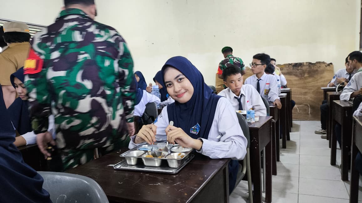 PENYALURAN: Pelajar di SMP 4 menjadi yang pertama menerima program MBG di Bontang. (ADIEL KUNDHARA/KP)