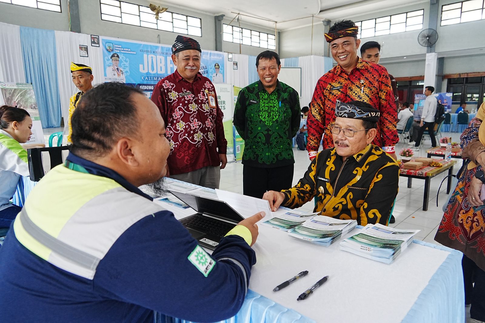 KETENAGAKERJAAN: Wagub Kaltara Ingkong Ala melihat langsung gelaran Job Fair. (DKISP KALTARA)