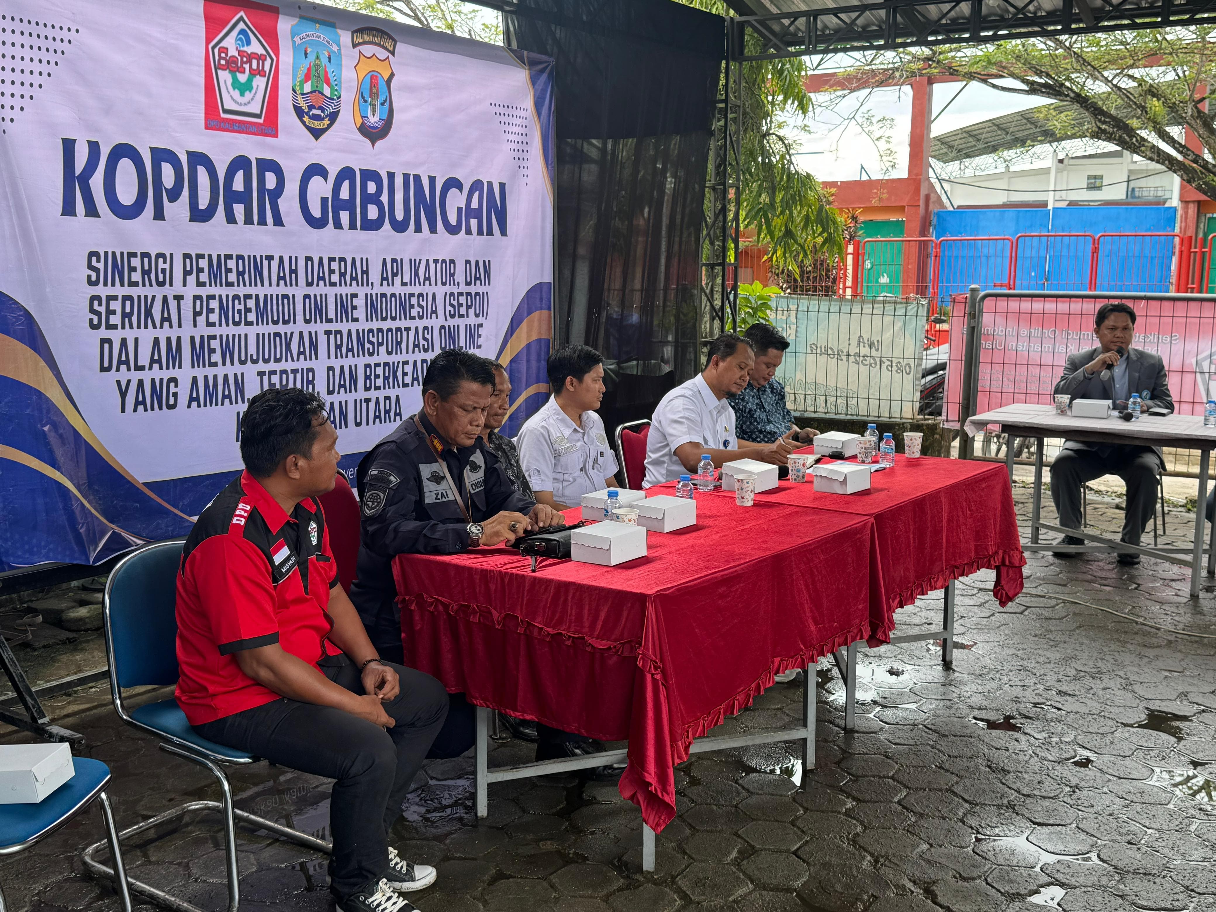 DISKUSI BERSAMA: Perwakilan driver online, pemerintah dan Polda Kaltara bahas ekosistem transportasi online, Kamis (20/11). (SEPTIAN ASMADI/HRK)