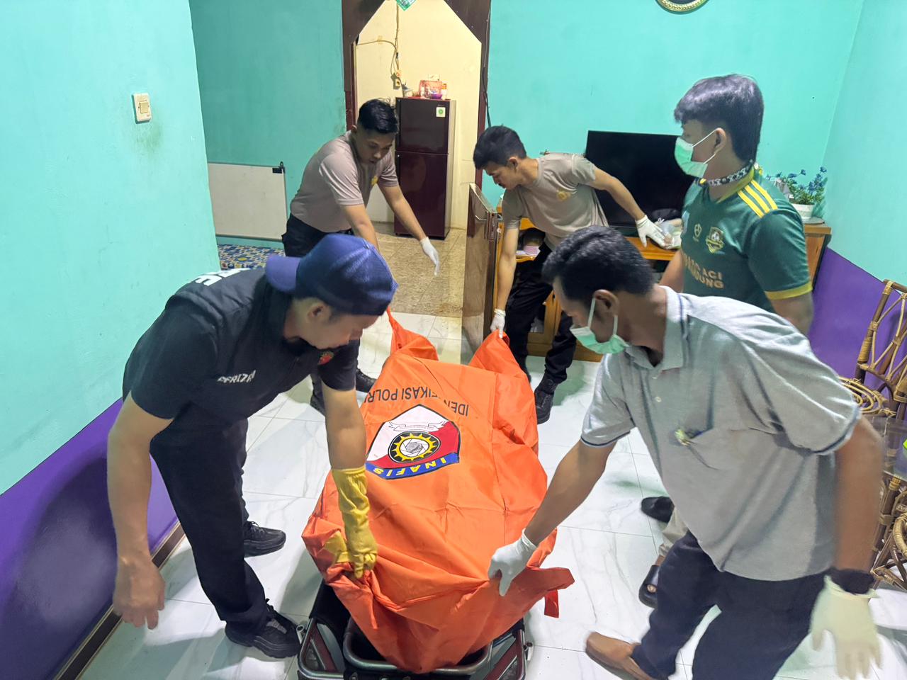 PENEMUAN MAYAT: Polisi melakukan olah TKP di lokasi penemuan mayat, Rabu (19/11). (POLRES TARAKAN UNTUK HRK)