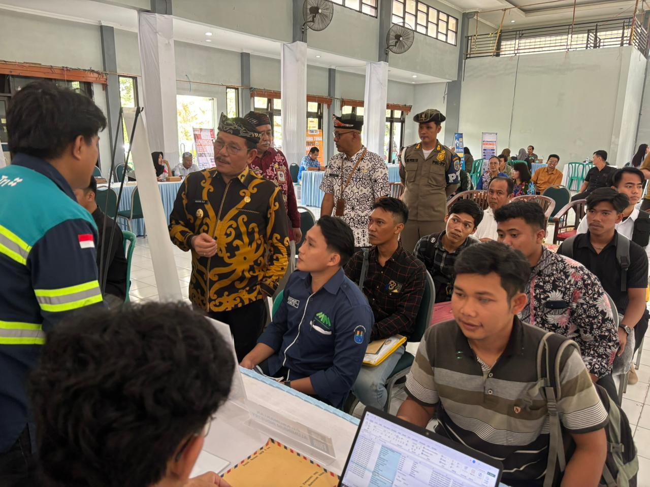 PENCARI KERJA: Wagub Kaltara Ingkong Ala meninjau proses job fair yang dilaksanakan Disnakertrans Kaltara. (DKISP KALTARA)