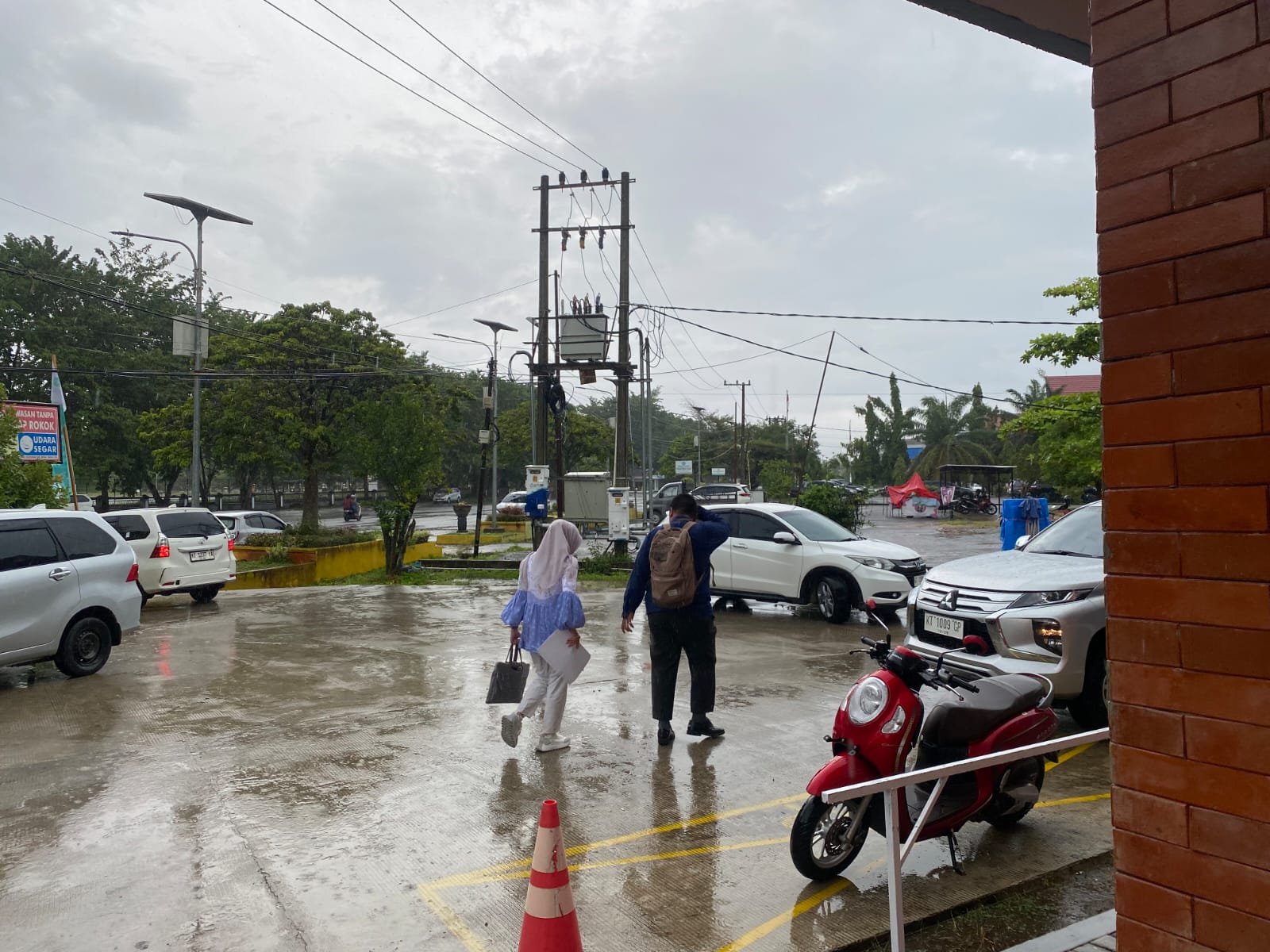 CARI DATA TAMBAHAN: Sebanyak empat personel dari Ombudsman Perwakilan Kaltim mencari data tambahan untuk laporan CPNS 2024 di Kantor Dinkes Berau selama 4,5 jam. (SENO/BP)