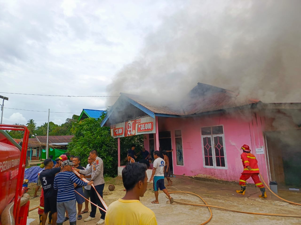 DIPADAMKAN: Kapolsubsektor Batu Putih, Ipda Apriliando, saat melakukan pemadaman kemarin. (ARTA KUSUMA YUNADA/BP)
