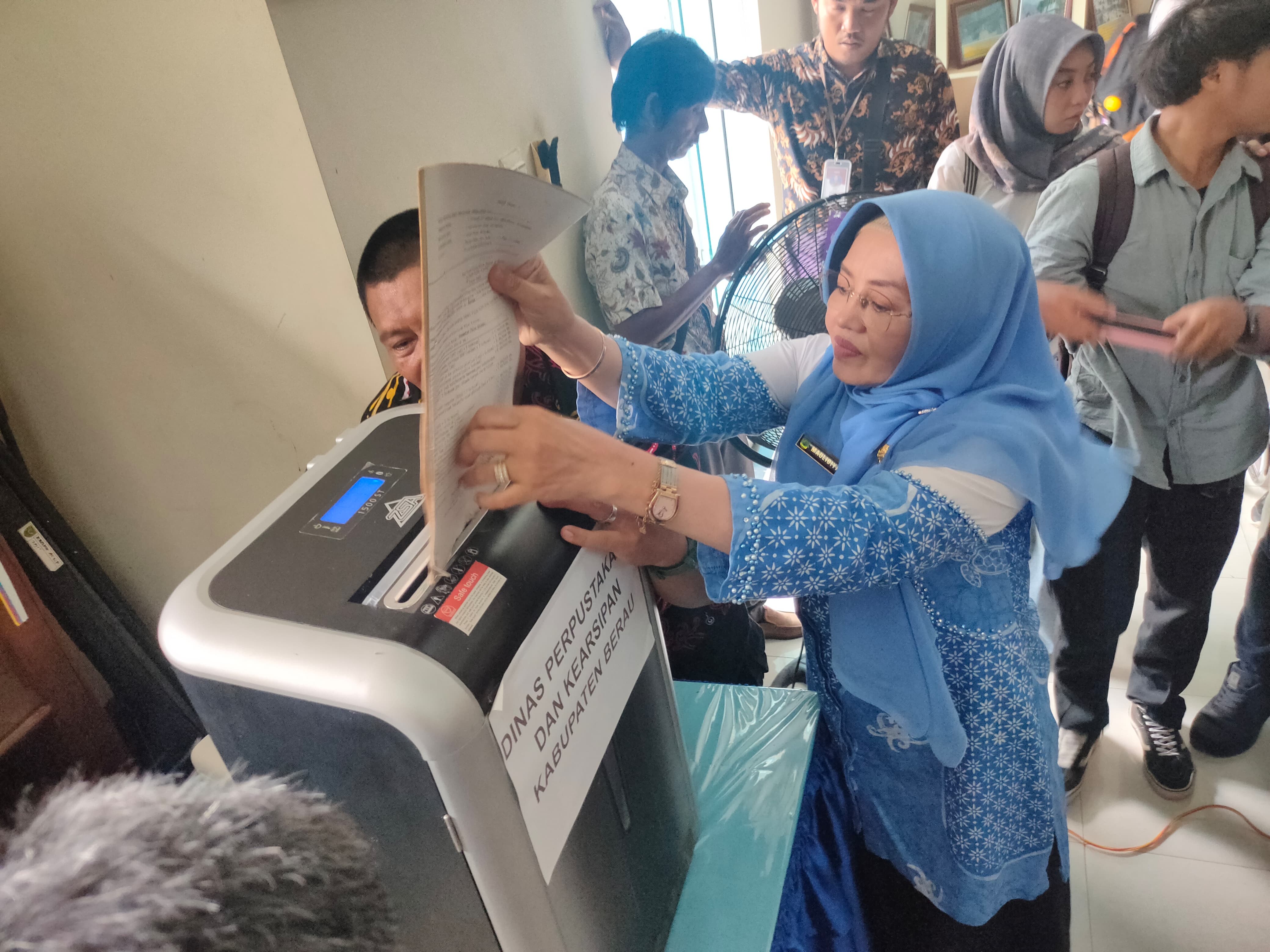 DIMUSNAHKAN: Pemerintah Kabupaten Berau melalui Dispusip melaksanakan pemusnahan dokumen bagian keuangan di Setkab Berau dari rentan tahun 1993-1996. (SENO/BP)