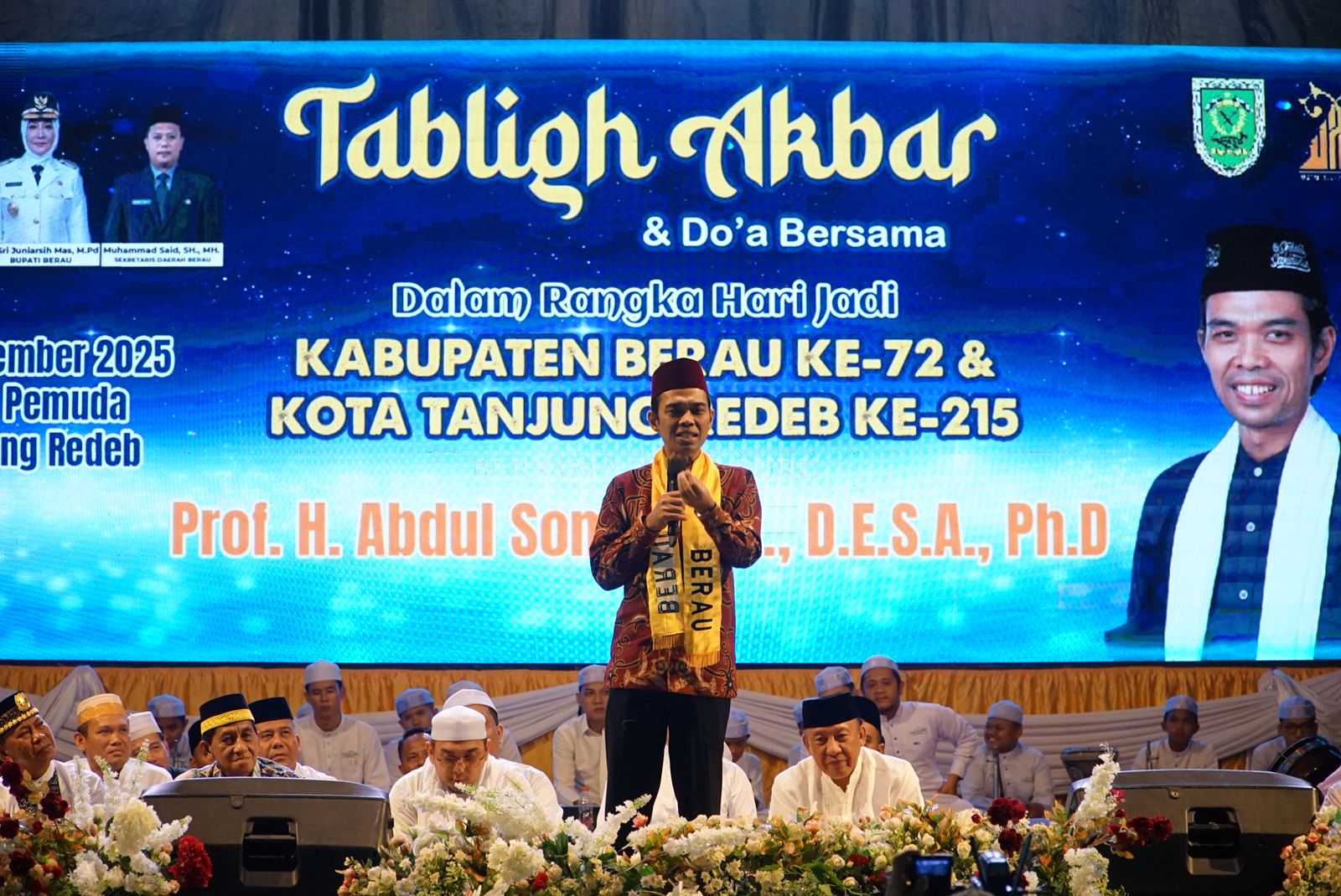 DIIKUTI ANTUSIAS MASYARAKAT: Ustaz Abdul Somad hadir dalam tablig akbar yang digelar Pemkab Berau di Lapangan Pemuda Tanjung Redeb, Jumat (21/11). (IZZA/BP)
