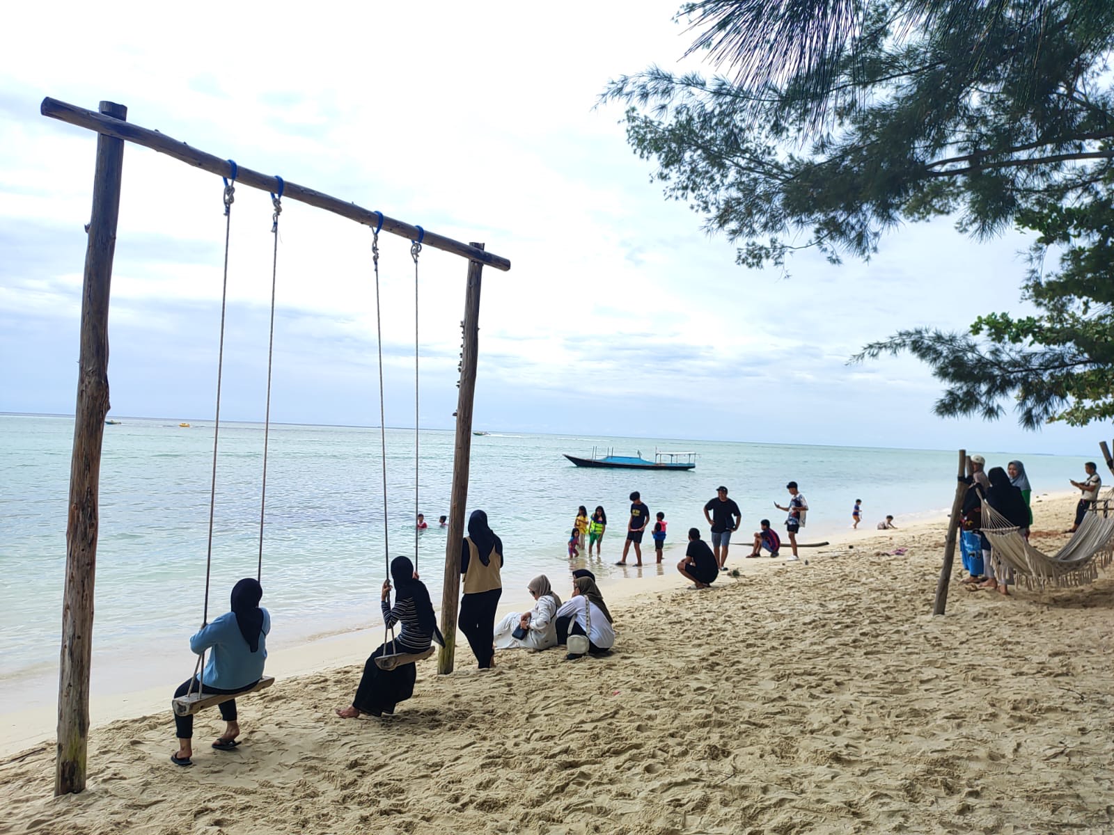 BERSIAP: Pemerintah Kecamatan Pulau Derawan bersiap hadapi libur Nataru dengan mengimbau pengelola penginapan hingga speedboat. (SENO/BP)
