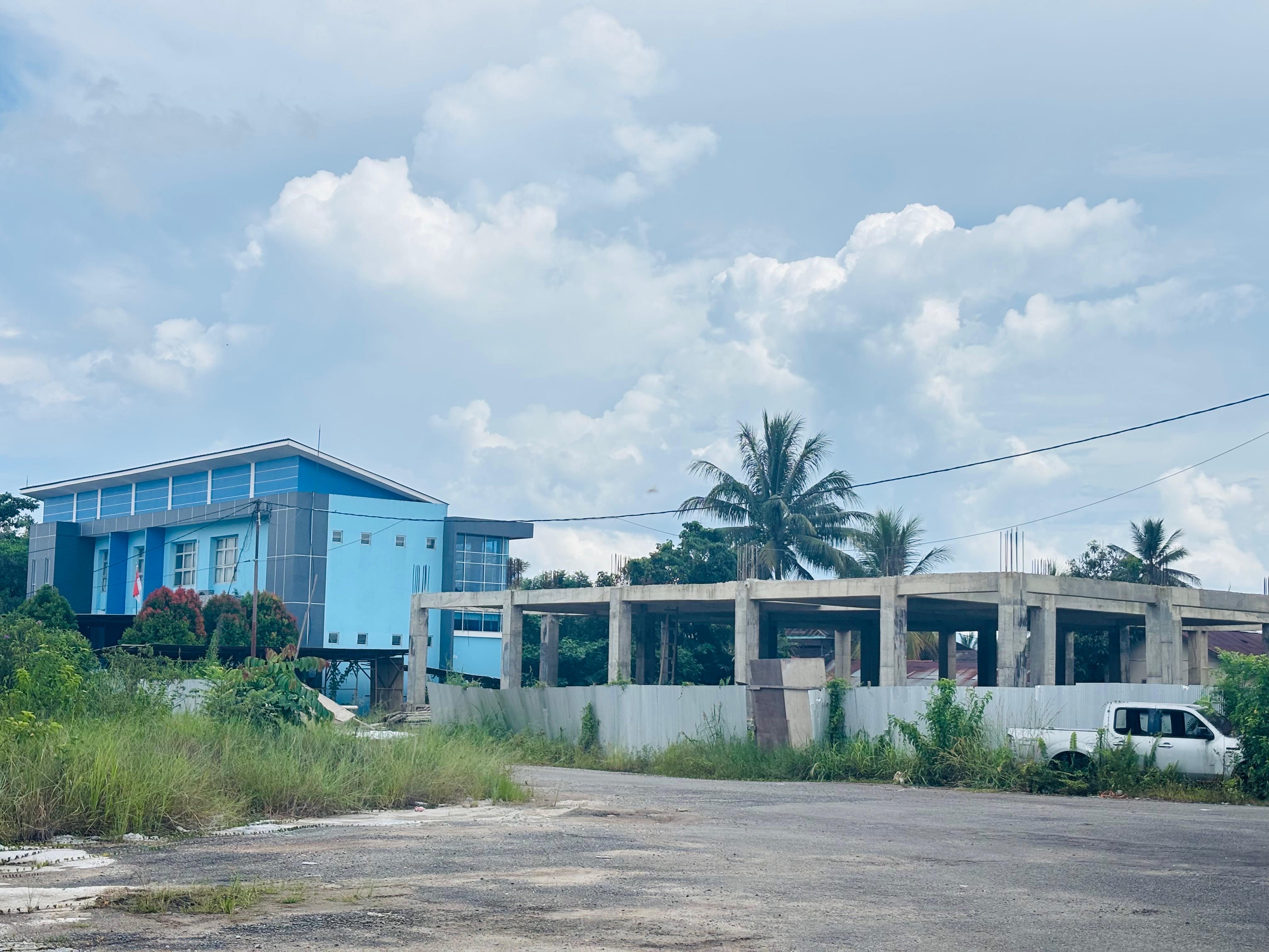 DILANJUTKAN: Pembangunan gedung depot arsip yang berada di kawasan perkantoran Bupati Berau dilanjutkan kembali tahun ini. (IZZA/BP)