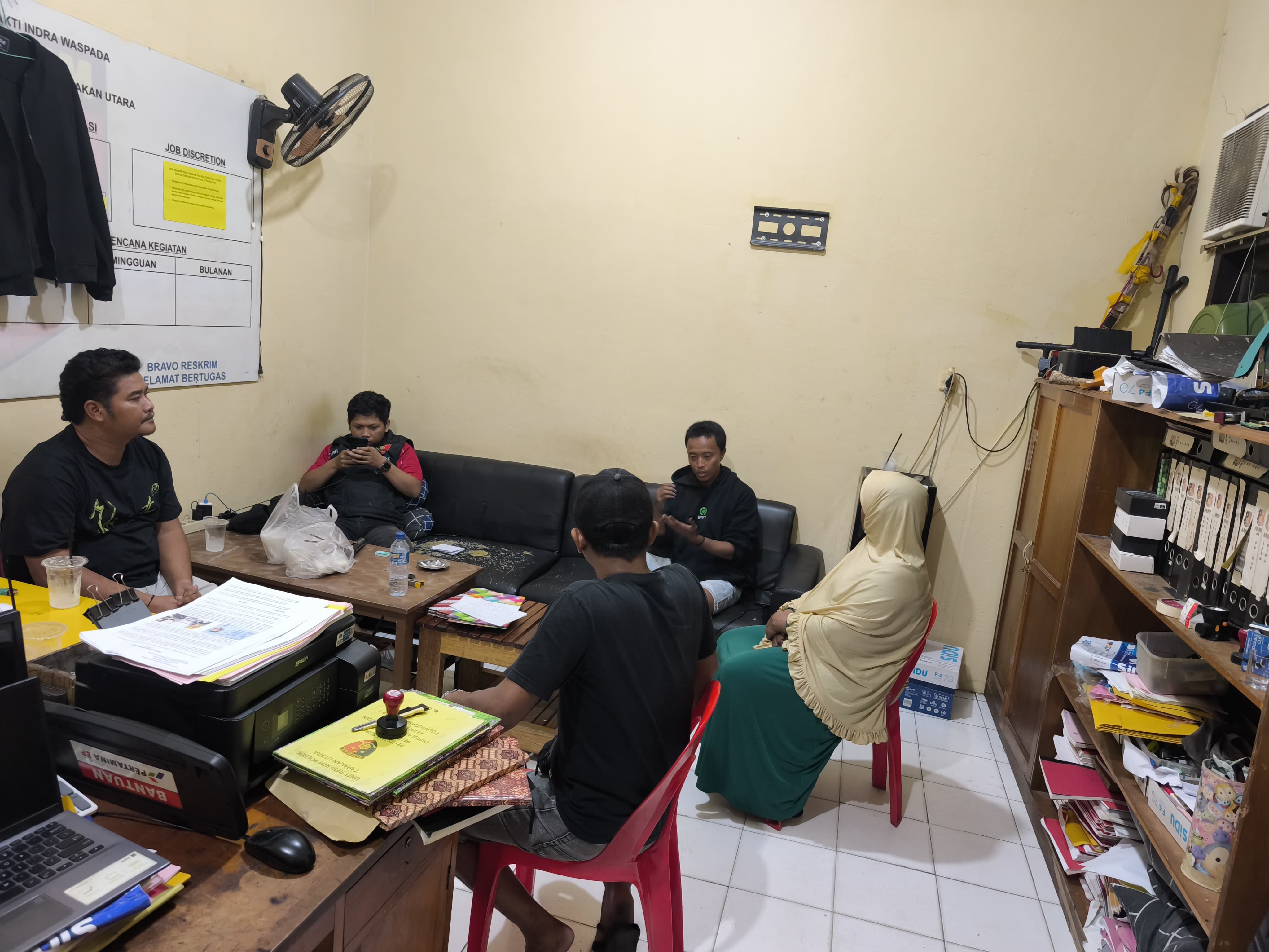 INFO HOAKS: Terduga pelaku penyebaran hoaks diamankan Unit Reskrim Polsek Tarakan Utara, Jumat (21/11) lalu. (POLRES TARAKAN UNTUK HRK)