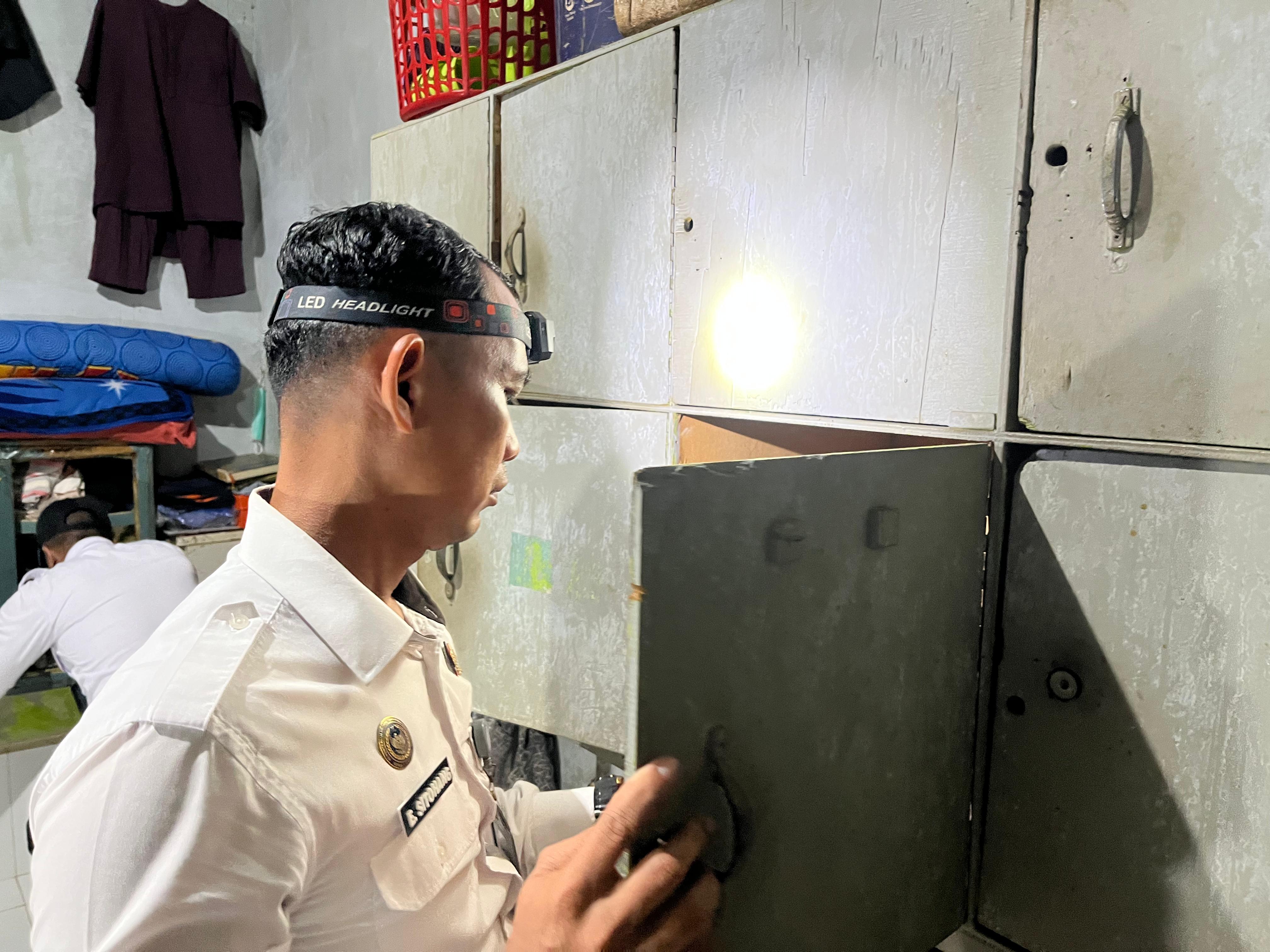 RAZIA KAMAR: Petugas Lapas Kelas II A Tarajan kembali melakukan razia kamar hunian warga binaan, Jumat (21/11) malam lalu. (SEPTIAN ASMADI/HRK)