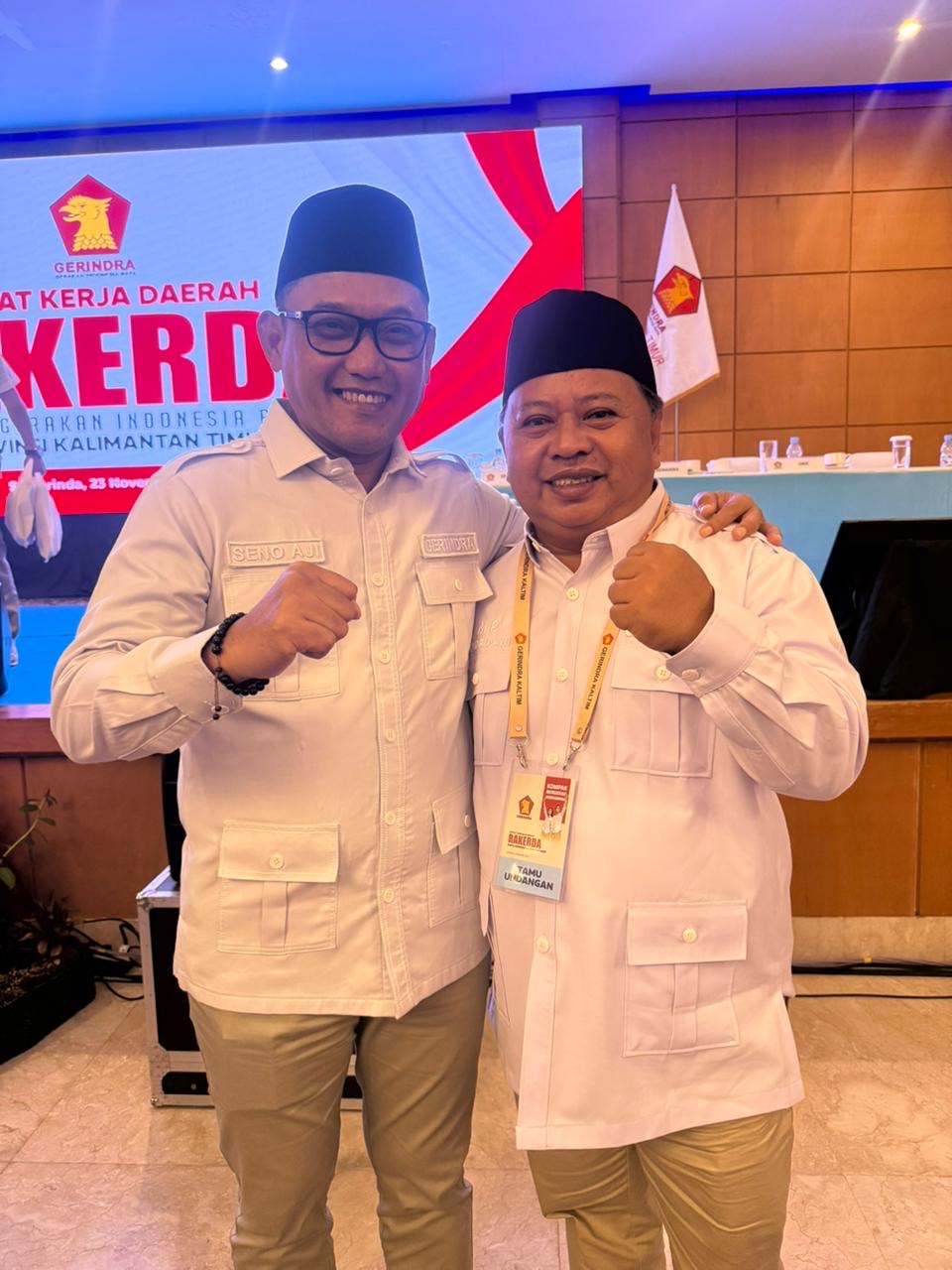 BERGABUNG: Madri Pani berfoto bersama Ketua DPD Gerindra Kaltim, Seno Aji. Dan memantapkan diri gabung dengan partai tersebut. (DAYAT/BP)
