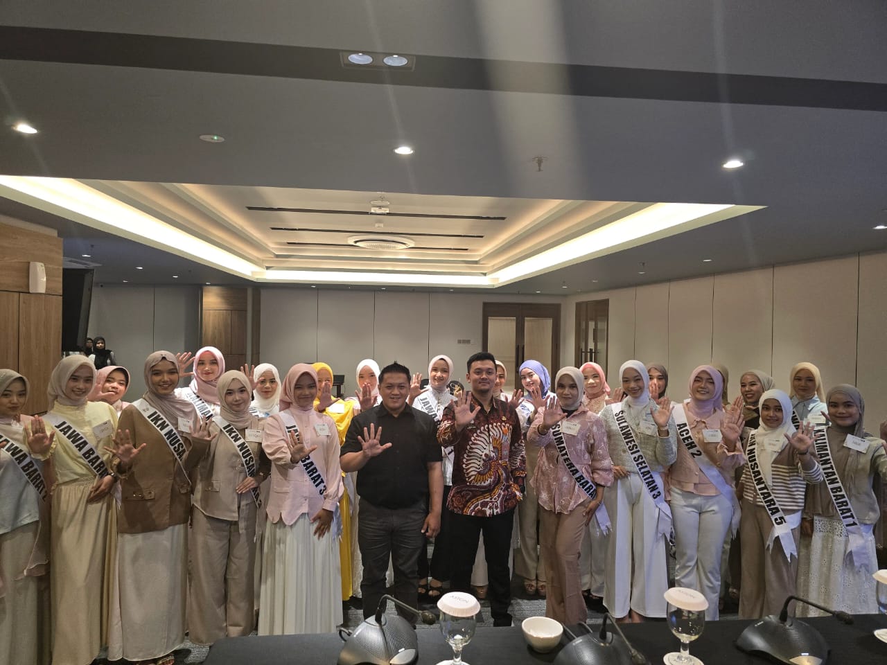 JADI NARASUMBER: Penelaah Teknis Kebijakan, Diskominfo Kaltim Dafa Ezra Hafasy berfoto bersama dengan para kontestan Puteri Muslimah Nusantara 2025. (DISKOMINFO KALTIM UNTUK BERAU POST)