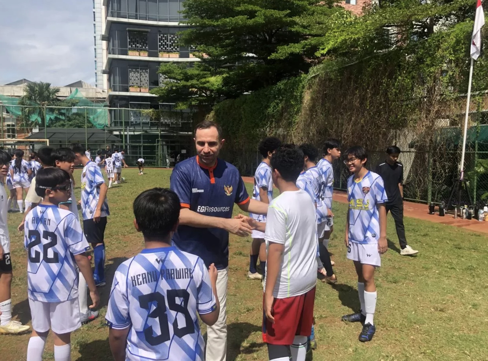 Pelatih Uzbekistan, Timur Kapadze melakukan coaching clinic di salah satu sekolah swasta dalam salah satu agendanya di Jakarta. (Dok: EGI Sport)