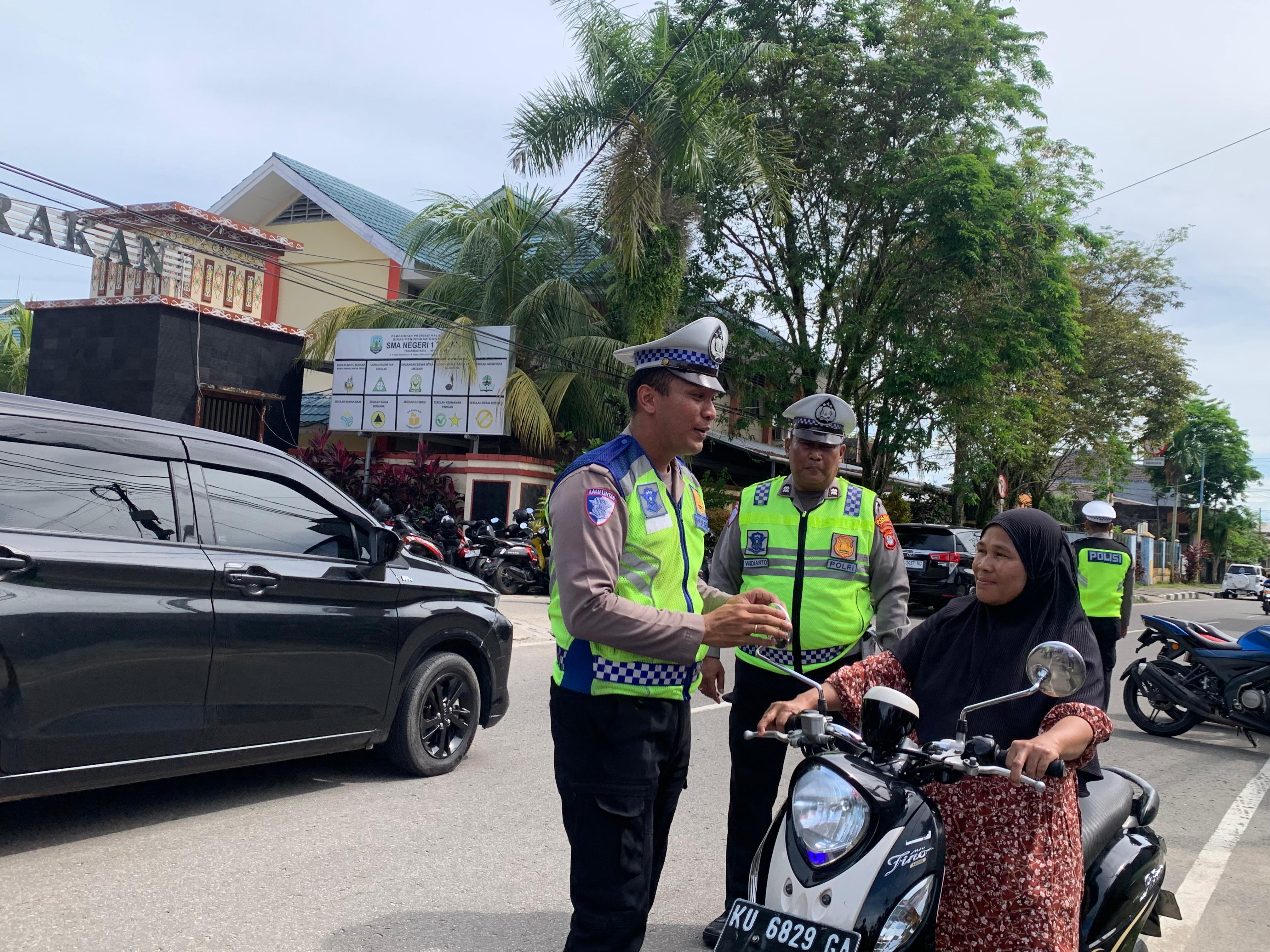 KELENGKAPAN KENDARAAN: Masyarakat yang melintas di wilayah Kelurahan Karang Balik diperiksa surat kendaraannya oleh petugas Satlantas Polres Tarakan, Senin (24/11). (SEPTIAN ASMADI/HRK)