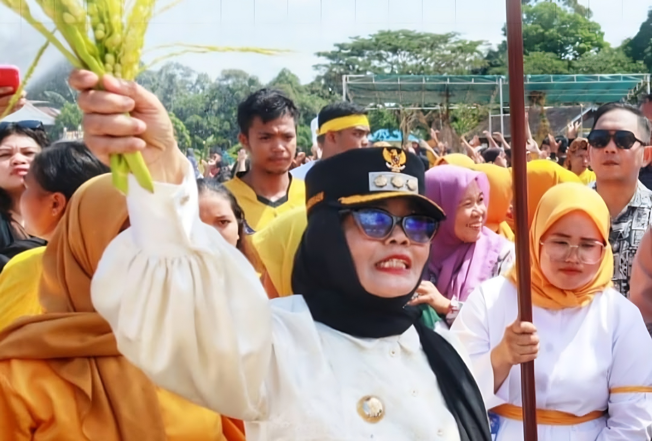 RESMI MENUTUP: Wali Kota Bontang Neni Moerniaeni saat menutup kegiatan Erau Pelas Benua 2025. (PROMKOPIM BONTANG UNTUK BERAU POST)