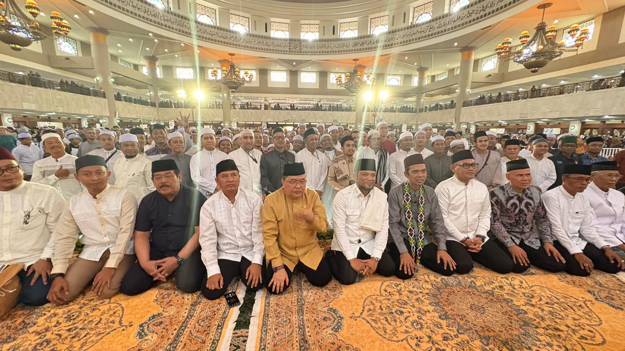 DIBUKA: Gubernur Kaltim Rudy Mas&rsquo;ud saat membuka Tablig Akbar Kaltim bersama UAS. Foto lain, ribuan jemaah yang hadir ikut berfoto bersama. (DISKOMINFO KALTIM UNTUK BERAU POST)