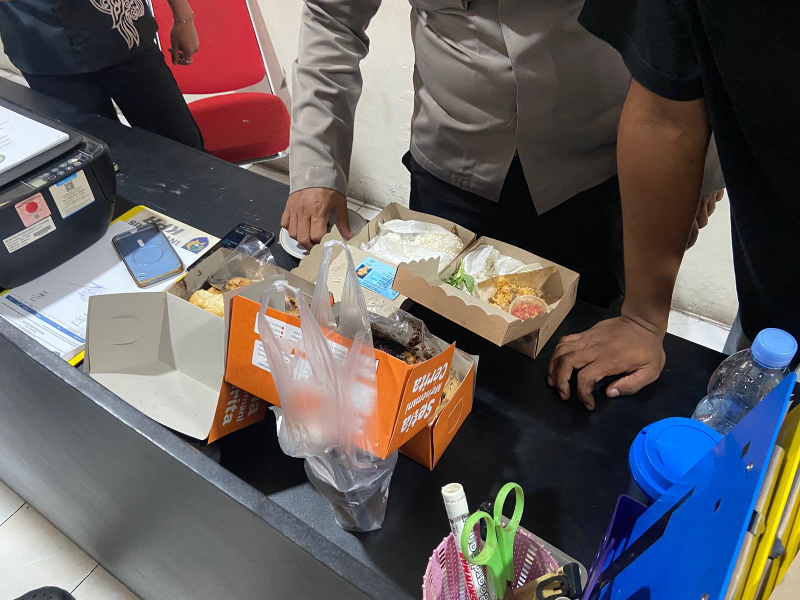 DIAMANKAN: Petugas Rutan Tanjung Redeb mendapatkan adanya pengunjung WBP membawa sabu-sabu yang coba diselundupkan ke dalam roti isi cokelat. (ARTA KUSUMA YUANANDA/BP)