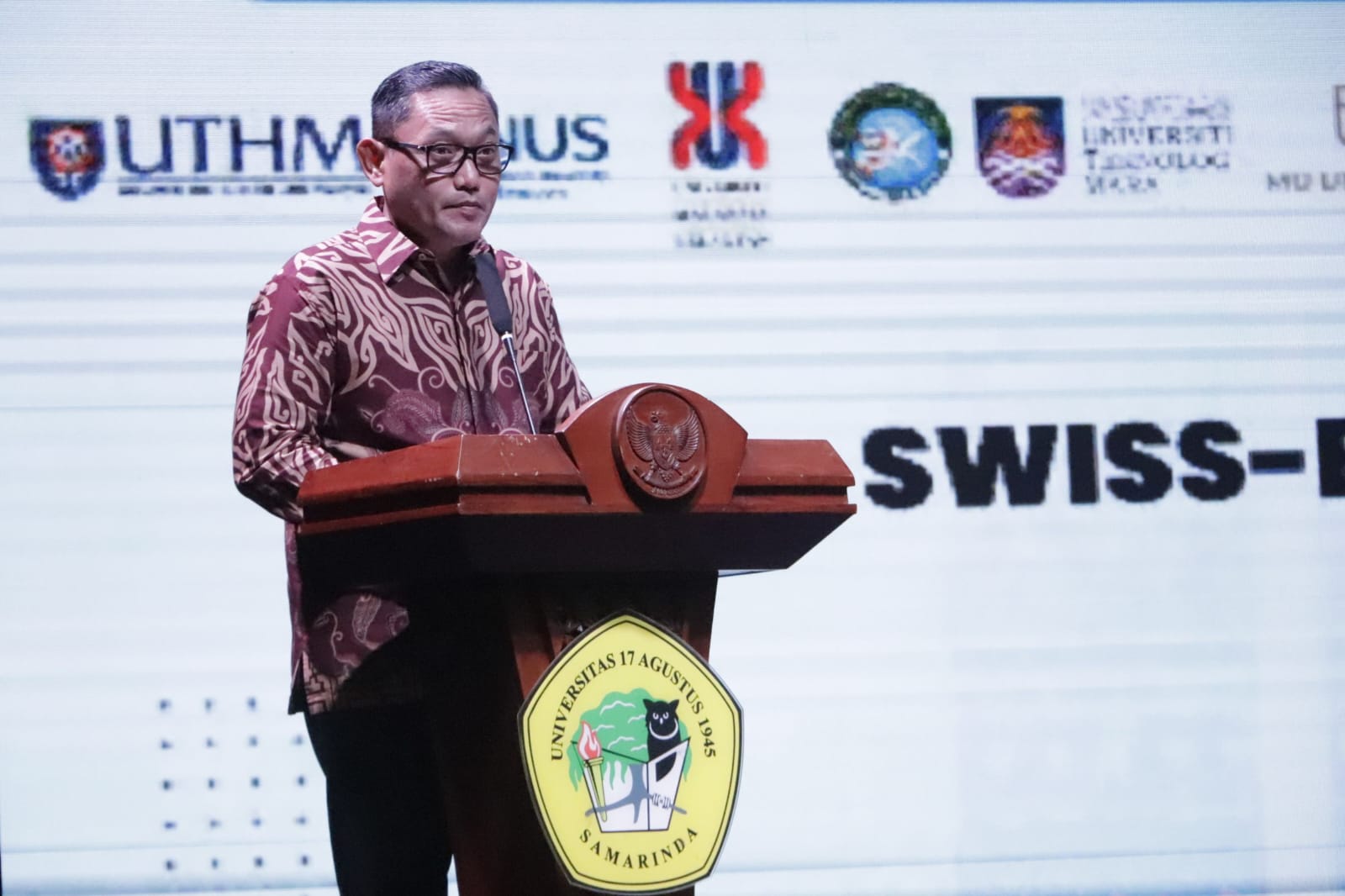 PERTAMA DI KALTIM: Wakil Gubernur Kaltim Seno Aji saat membuka konferensi internasional yang diadakan Untag Kaltim di Swiss-Belhotel Samarinda. (DISKOMINFO KALTIM UNTUK BP)