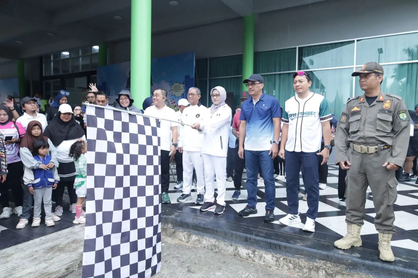 DILEPAS: Sekprov Kaltim Sri Wahyuni melepas para peserta Jalan Sehat dalam rangka HUT ke-54 Korpri. (DISKOMINFO KALTIM UNTUK BERAU POST)