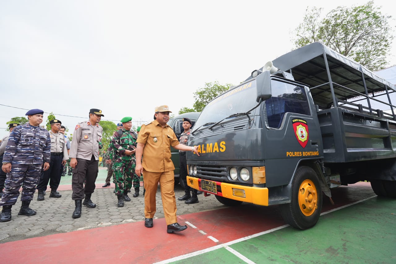CEK PERALATAN: Wakil Wali Kota Bontang Agus Haris meninjau peralatan penanganan bencana. (KMF ADIEPRAJA UNTUK BERAU POST)