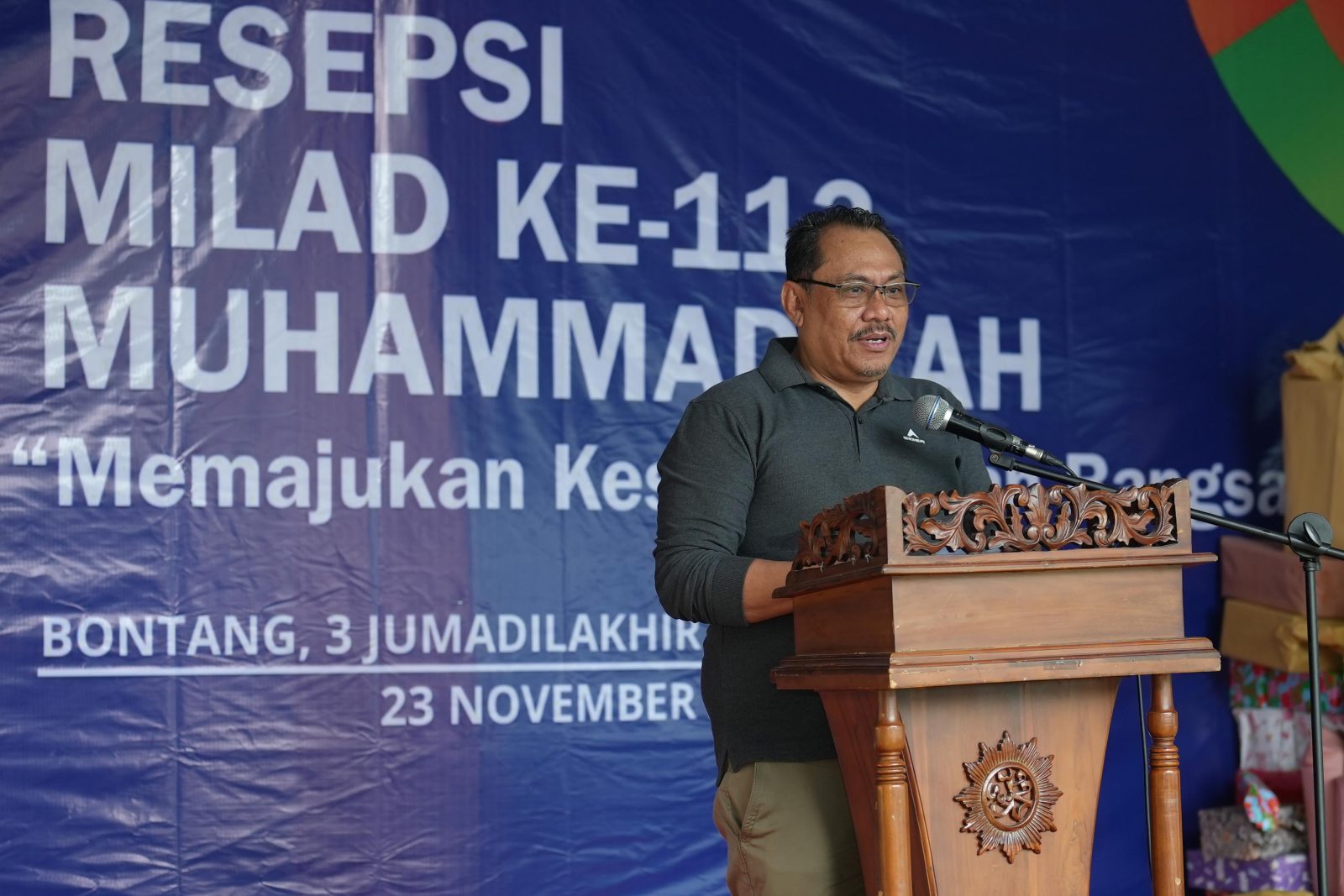 APRESIASI: Pj Sekda Akhmad Suharto saat menyampaikan sambutan di Resepsi Milad ke-113 Muhammadiyah yang berlangsung di Halaman Masjid Al Ikhlas Muhammadiyah, Ahad (23/11). (PROKOMPIM BONTANG UNTUK BP)