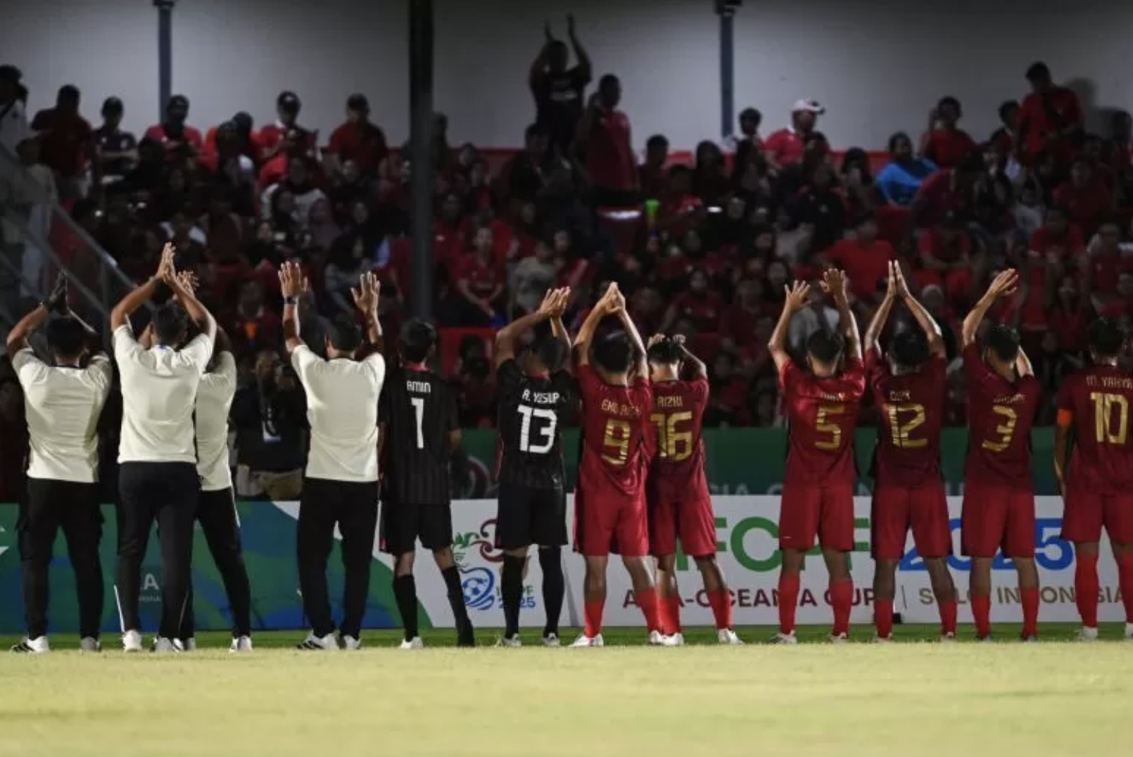 Para pemain tim Indonesia mengucapkan terima kasih kepada suporter setelah mengunci gelar runner-up Kejuaraan Sepak Bola Cerebral Palsy Asia Oceania IFCPF 2025 di Stadion Sriwedari, Solo. (ANTARA)