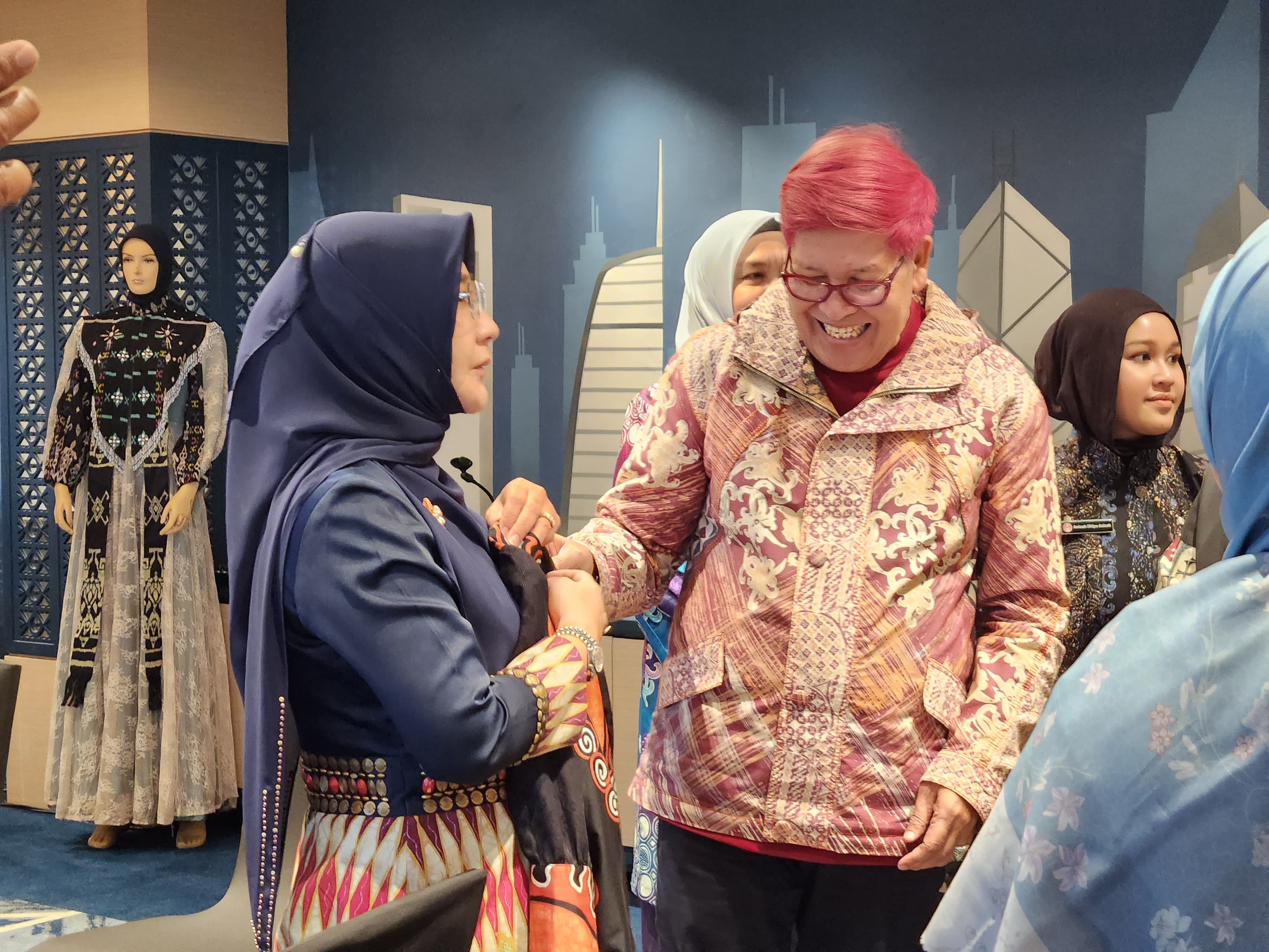 INSTRUKTUR ANDAL: Dalam pelaksanaan pelatihan menjahit desainer yang digarap Dekranasda bersama Diskoperindag Berau, menghadirkan pelatih profesional Muchlison Sonny Masih. (SENO/BP)