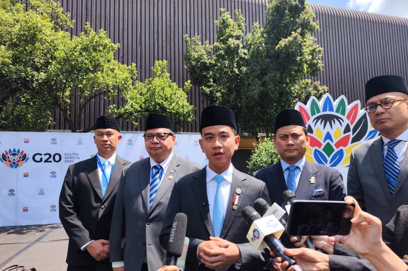 Wakil Presiden RI Gibran Rakabuming Raka memberikan keterangan pers di pusat media Johannesburg Expo Center, Afrika Selatan, Minggu (23/11). (MENTARI DWI GAYATI/ANTARA)