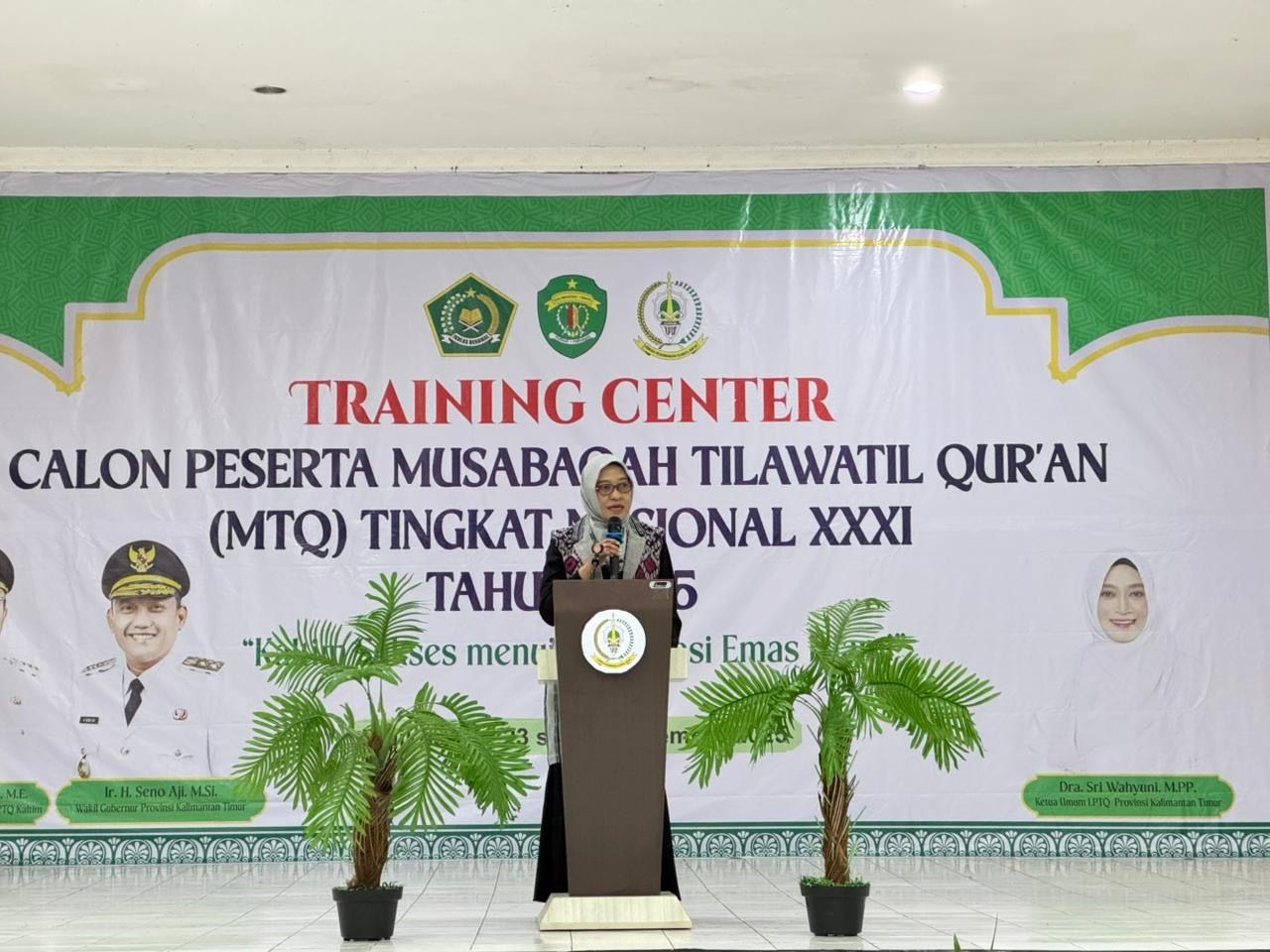 PEMUSATAN LATIHAN: Sekprov Kaltim Sri Wahyuni saat melepas peserta MTQ Kaltim untuk menjalani TC tahap pertama. (DISKOMINFO KALTIM UNTUK BERAU POST)