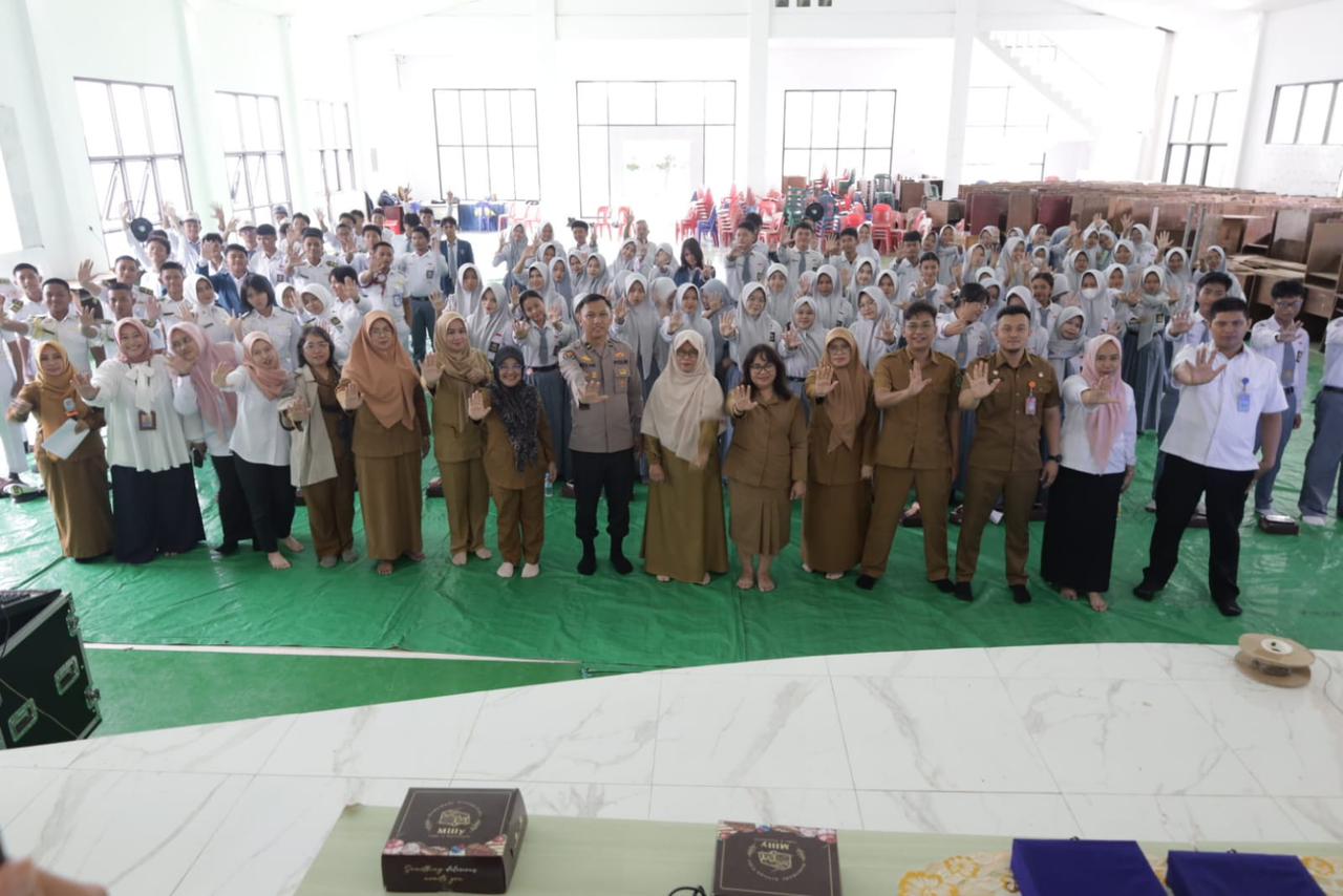 SOSIALISASI: Diskominfo Kaltim melaksanakan sosialisasi anti hoaks di SMK 8 Samarinda, Senin (24/11). (DISKOMINFO KALTIM UNTUK BERAU POST)